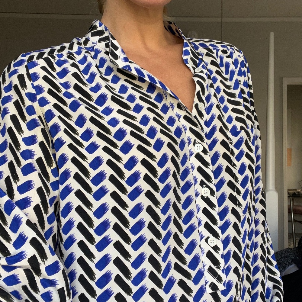 Nieves Lavi Size Small Blouse blue and black print